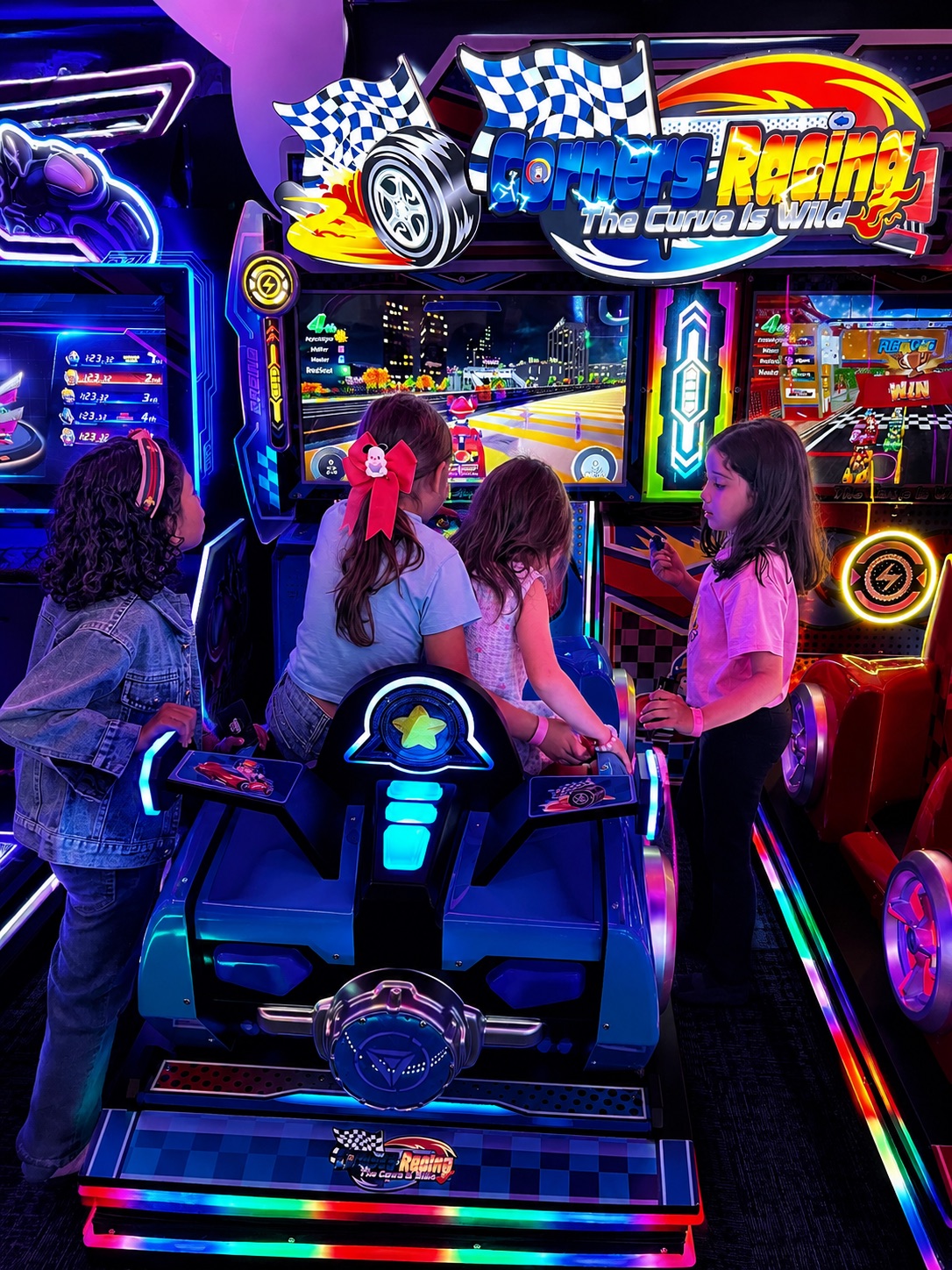 Grupo de niñas jugando juntas en el simulador de carreras de Funlandia Pacific, Pacific Center, Paitilla