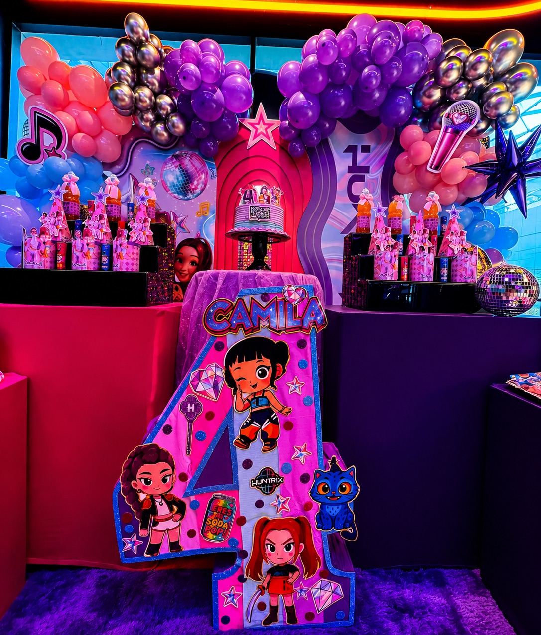 Salón de cumpleaños de Funlandia Pacific montado con arco de globos, backdrop temático y mesa de sorpresas