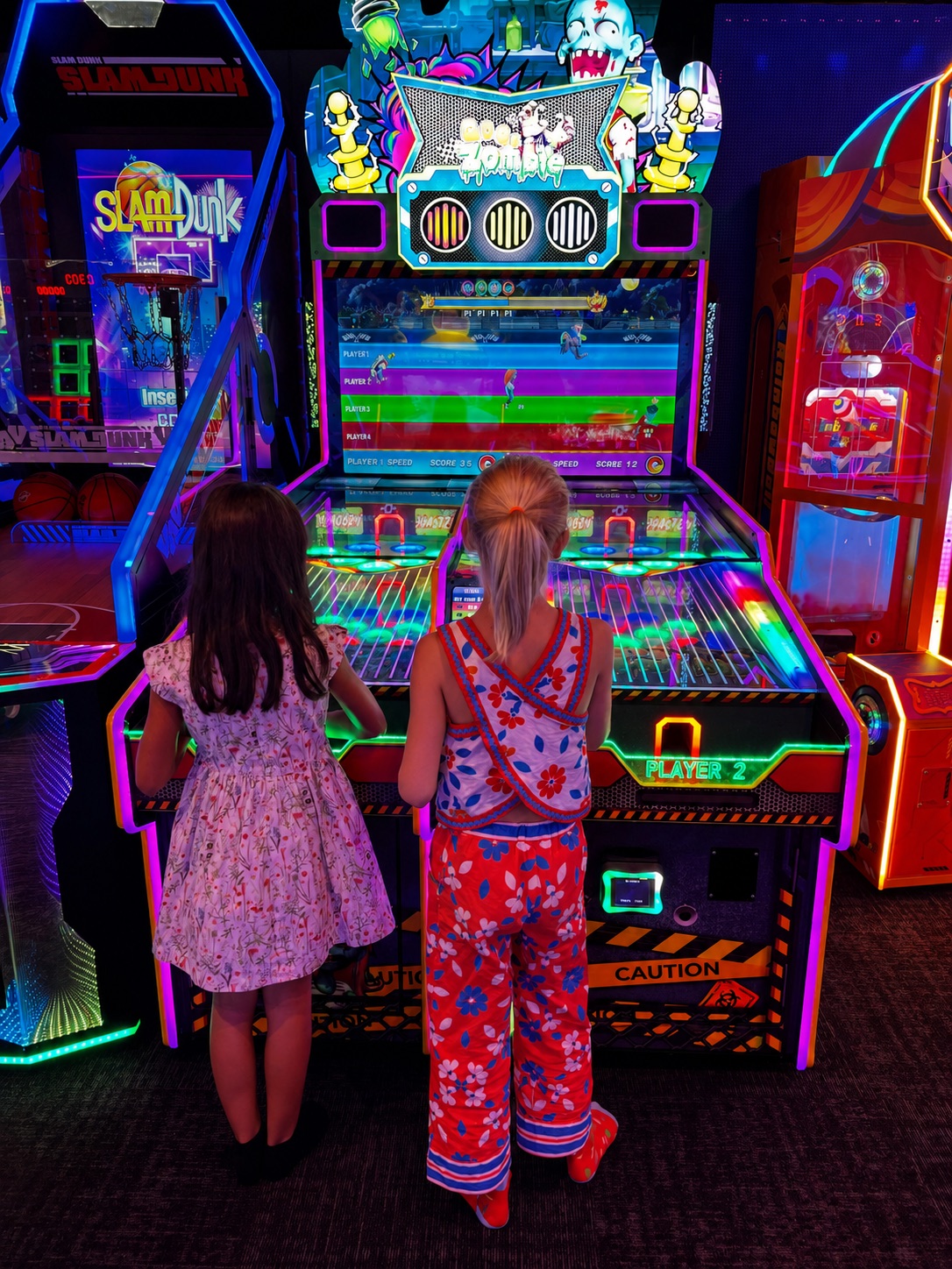 Dos niñas jugando en una máquina de tickets en el área de arcades de Funlandia Pacific, Paitilla