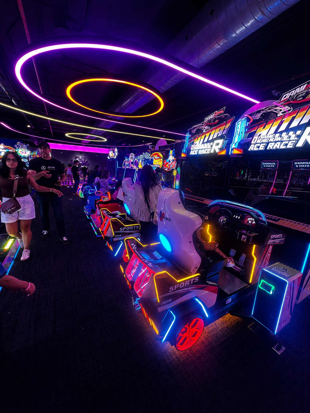 Zona de arcades de Funlandia Pacific con visitantes y luces de neón, Pacific Center, Paitilla